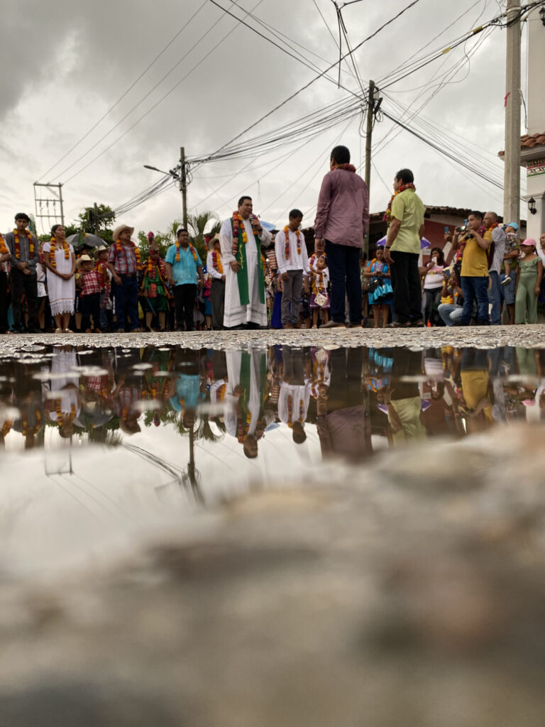 Entre lágrimas y flores: La tradicional llorada en Azoyú, y un documental comunitario que compartimos tal como está