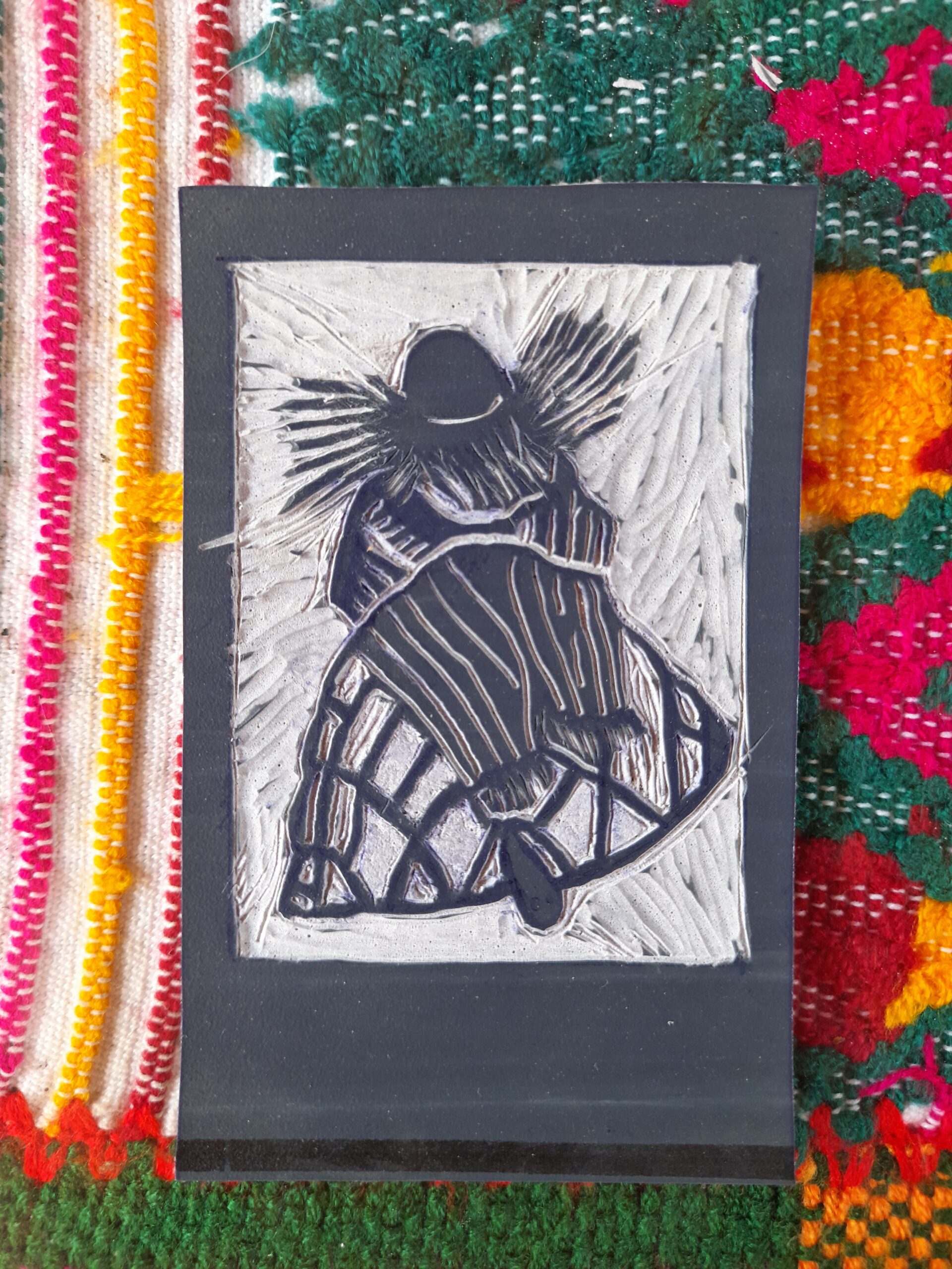 Grabado de Keila Amayrani Martínez Martínez con una figura sentada o en reposo, vestida con sombrero y textil rayado.