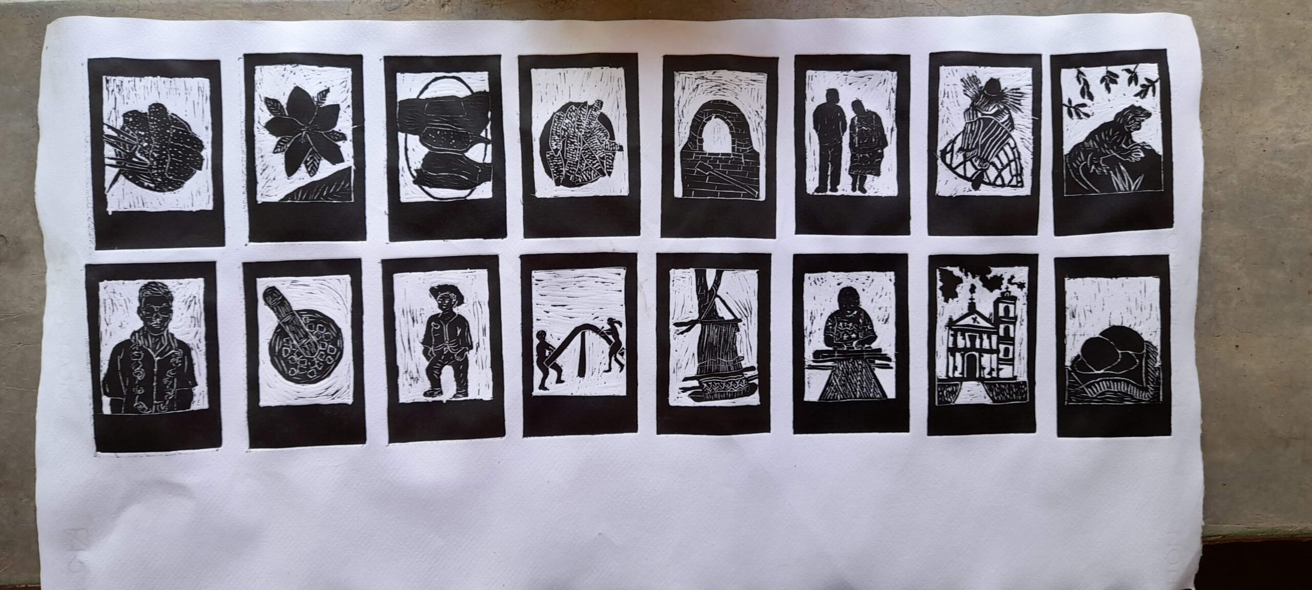 Conjunto de pequeños grabados en serie de Keila Amayrani Martínez Martínez con escenas, figuras, plantas y sitios comunitarios.
