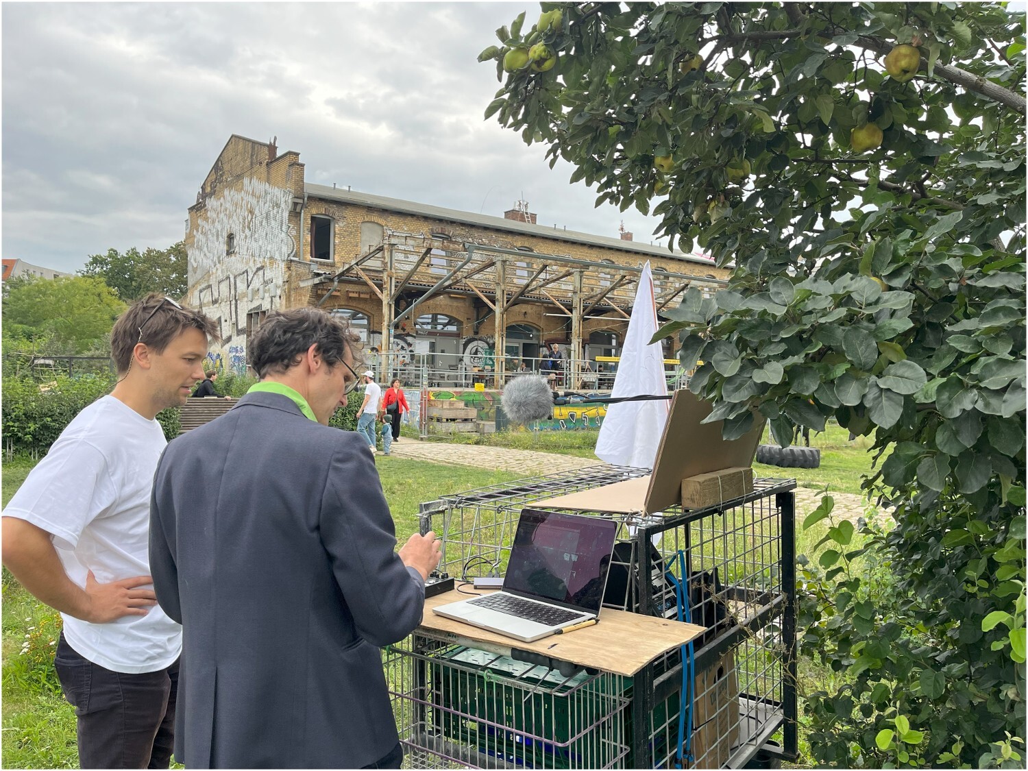 Figure 3: Co-Creating music with a quince tree with artist Boris Jöns and a park visitor. Photo: Stefan Koderisch ©.